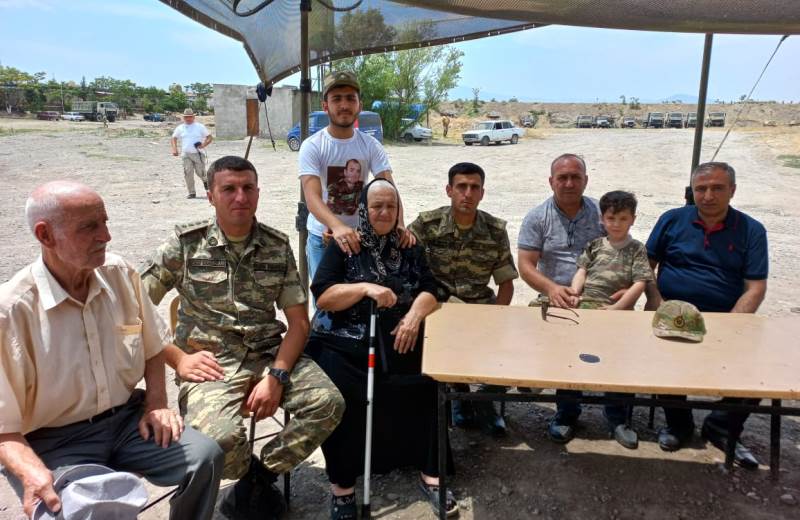 İki şəhid anası əsgərlərə pay APARDI - FOTOLAR