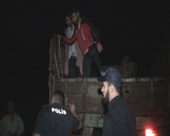 Polis Zaqatalada çayda köməksiz qalan azyaşlıları xilas etdi - FOTO