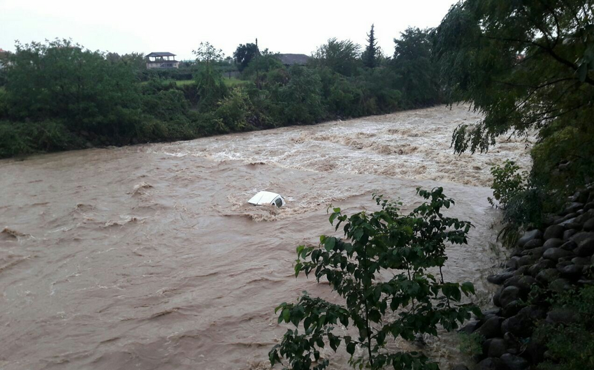 Şəmkirdə sel maşını apardı, 3 nəfər yaralandı