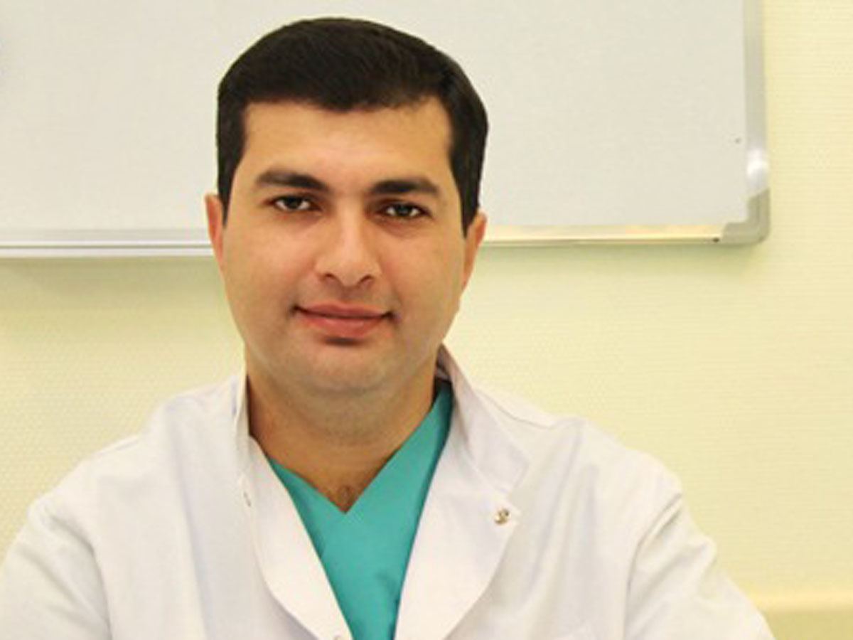“Yeni Klinika”nın həbsdə olan sabiq direktoru hakim qarşısına çıxarılır