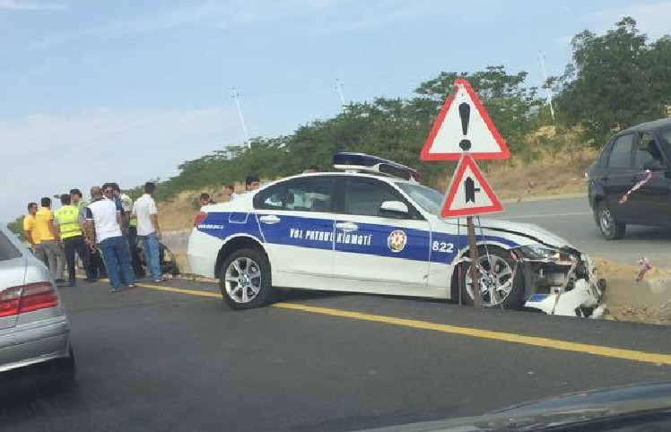 DYP maşını qəzaya düşdü - yol polisi xəsarət aldı