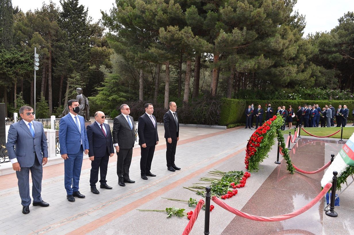 XİN-nin rəhbərliyi Fəxri xiyaban və Şəhidlər xiyabanını ziyarət edib
