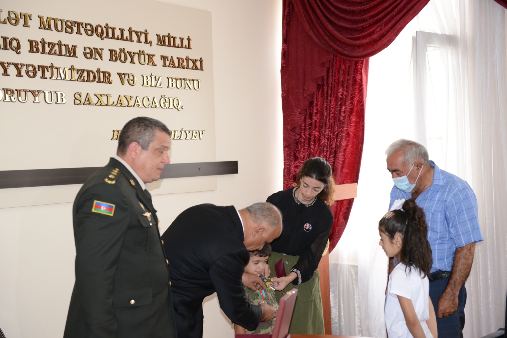 Vətən Müharibəsi Qəhrəmanı mayor Amid Heydərovun medalı oğluna təqdim edildi - FOTO