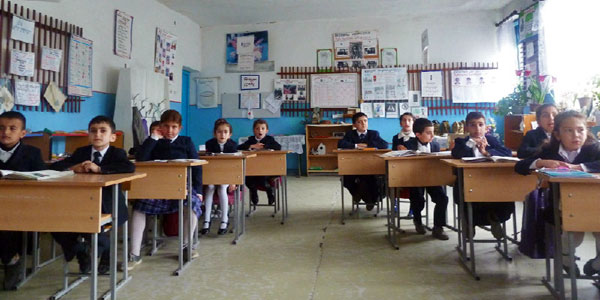 Məktəblərdə distant dərslər hüquqi əsas daşımır