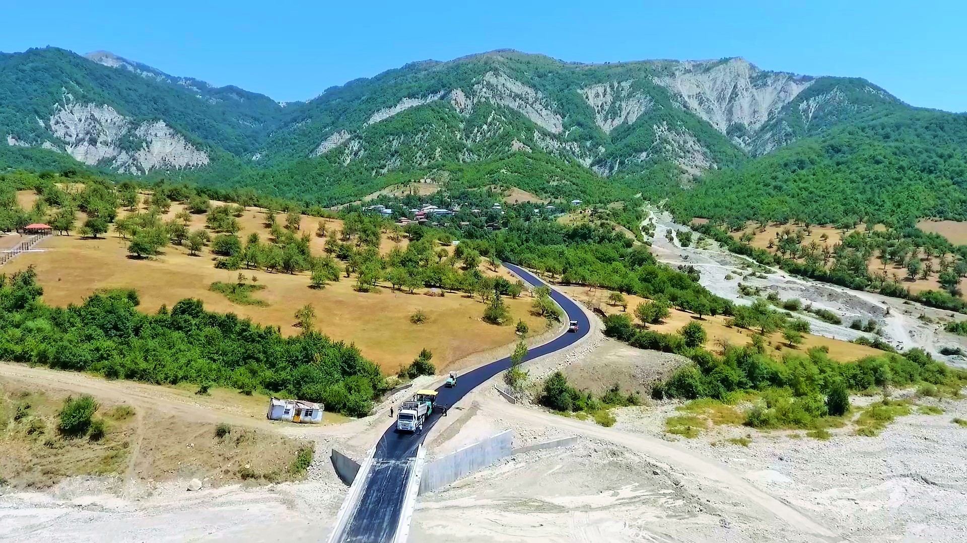 İsmayıllının tarixi kəndlərin yolları asfaltlanır - FOTO