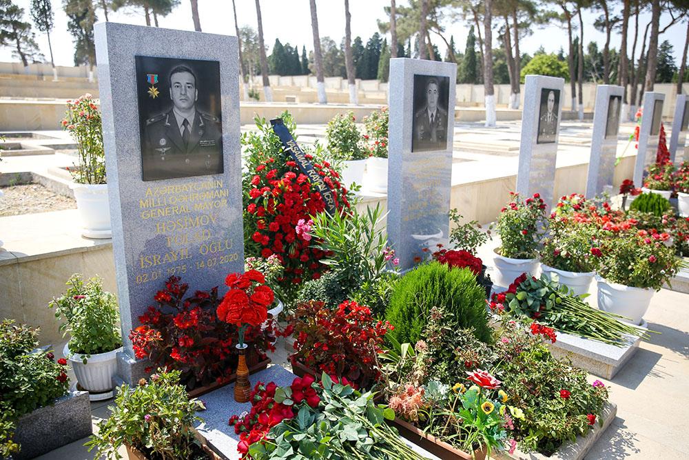 Zakir Həsənov Polad Həşimovun məzarını ziyarət edib - FOTOLAR