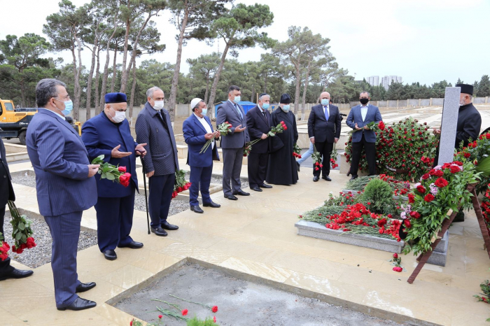 Şeyx Polad Həşimovun və İlqar Mirzəyevin məzarını ziyarət etdi - FOTOLAR