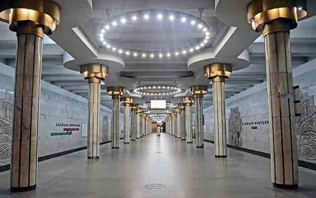 Metroda insident - Oğlan qatar yoluna yıxıldı