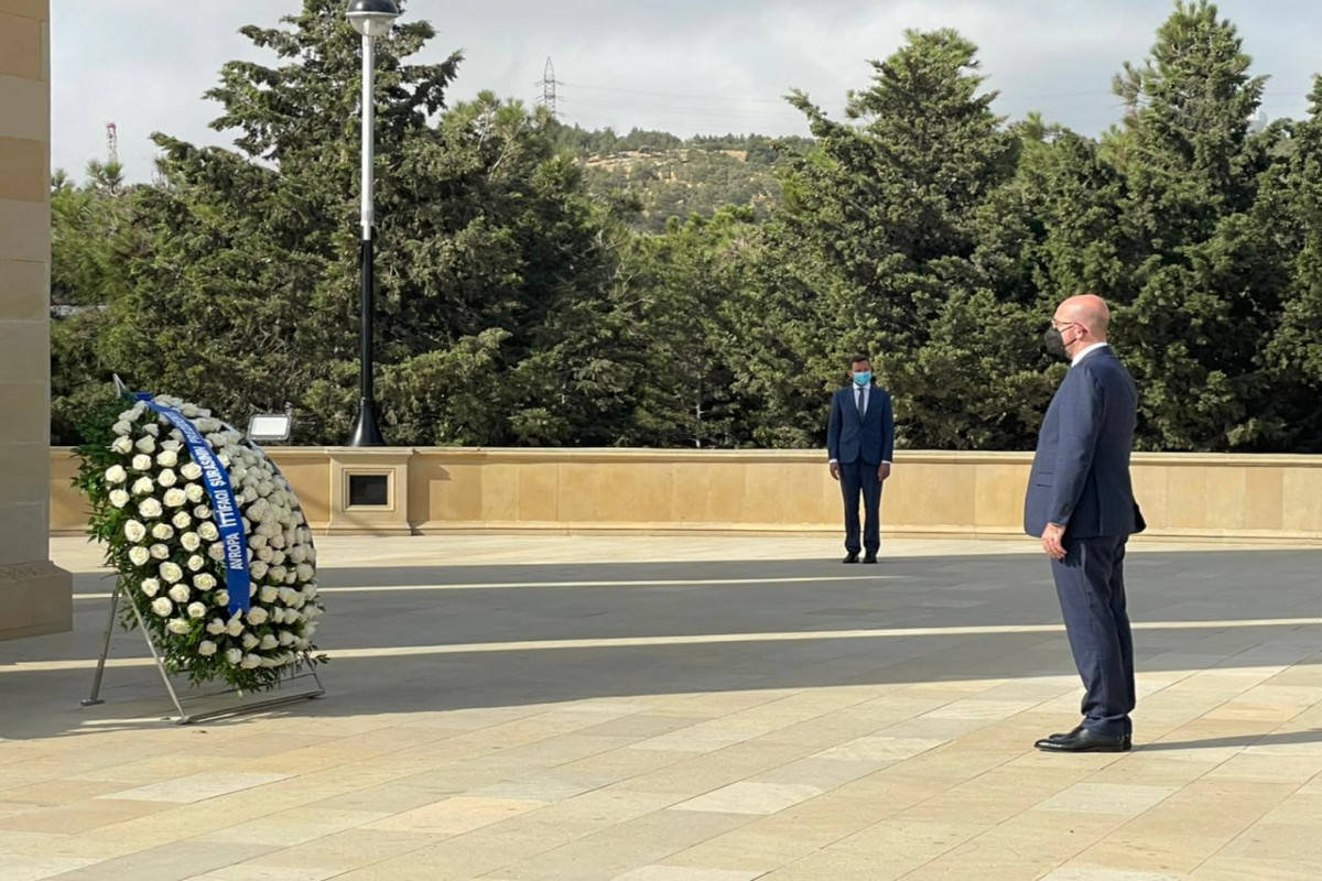 Mişel şəhidlərimizin önündə sayğı duruşunda...