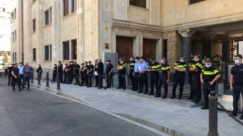 Gürcüstanda parlament önünə çox sayda polis yeridildi