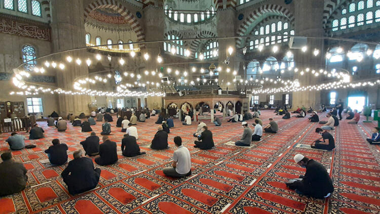 Bayram namazı qılındı