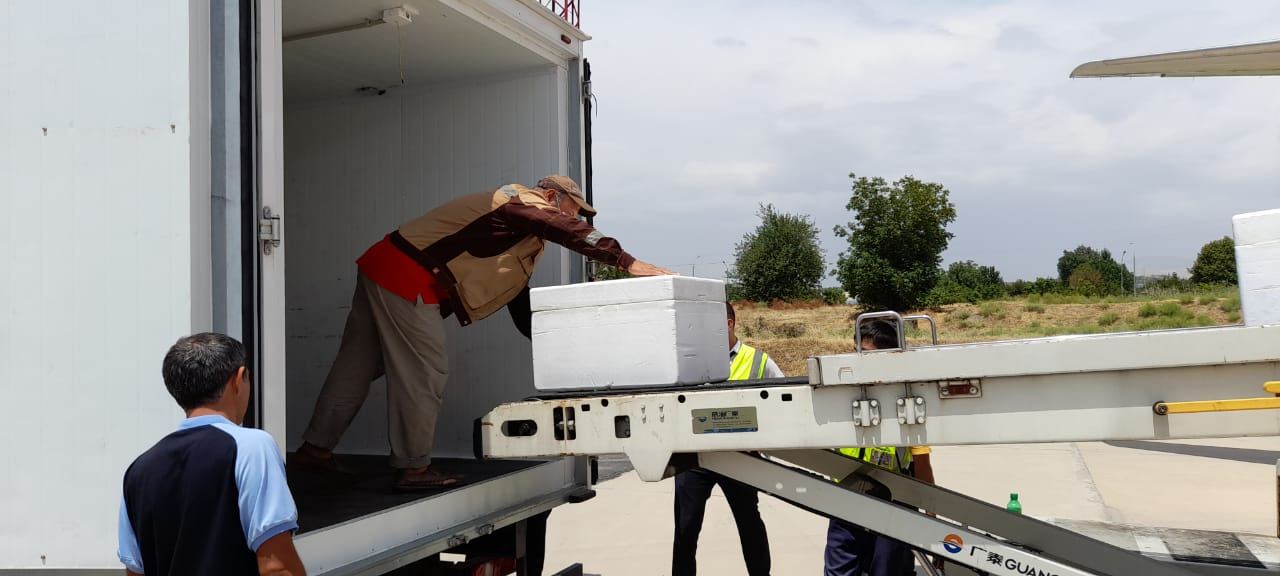 Azərbaycan Tacikistana 40 min doza vaksin göndərdi 