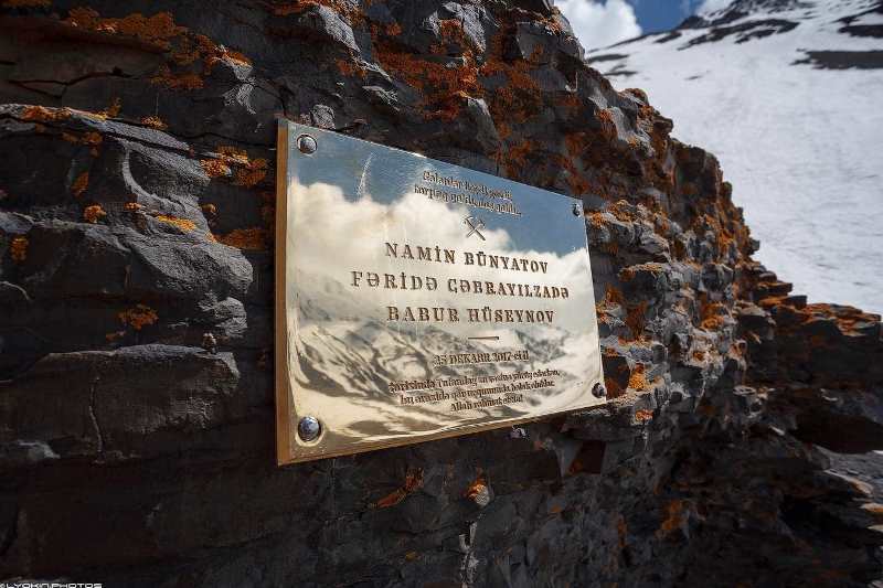 Tufandağda alpinistlərin xatirəsinə qoyulan bürünc lövhə OĞURLANDI