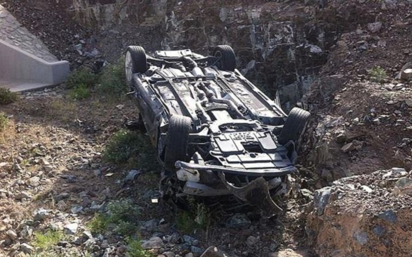 Ucarda maşın dərəyə aşdı, sürücü xəsarət aldı