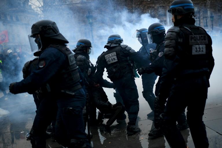 Fransada etirazçılarla polis arasında toqquşma