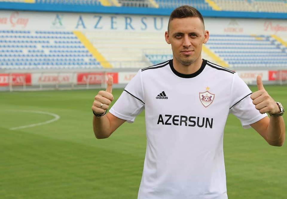 “Qarabağ” legioneri ilə vidalaşdı