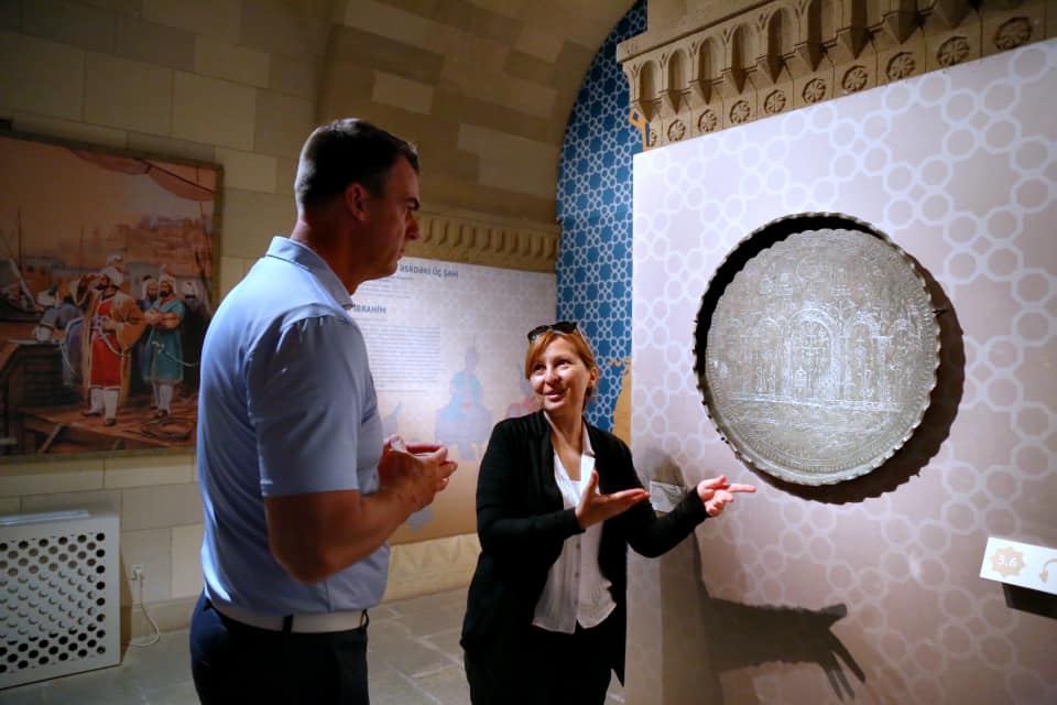Amerikalı qubernator ailəsi ilə birgə Bakını gəzdi - FOTO