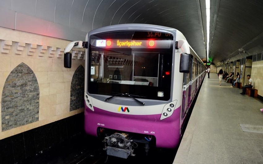 Metroda işıq söndü - Qatar tuneldə qaldı