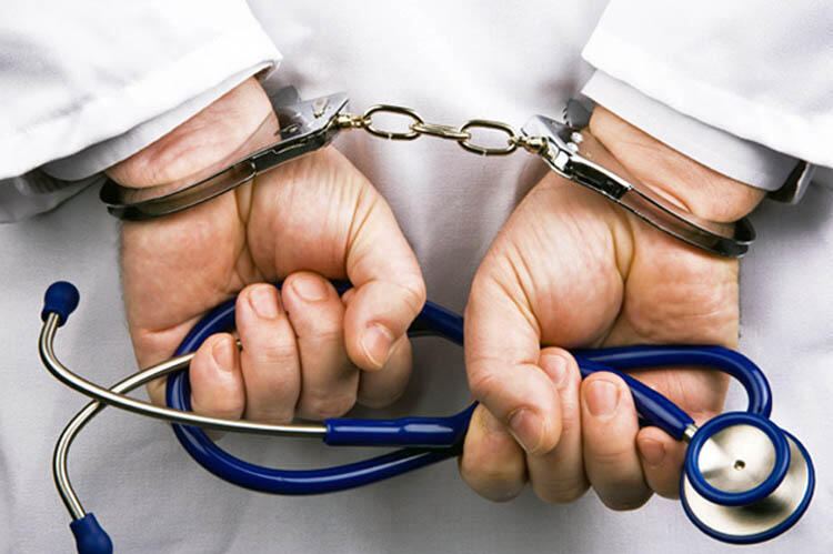 Koronavirus xəstələrindən rüşvət alan həkimin məhkəməsi başlayır