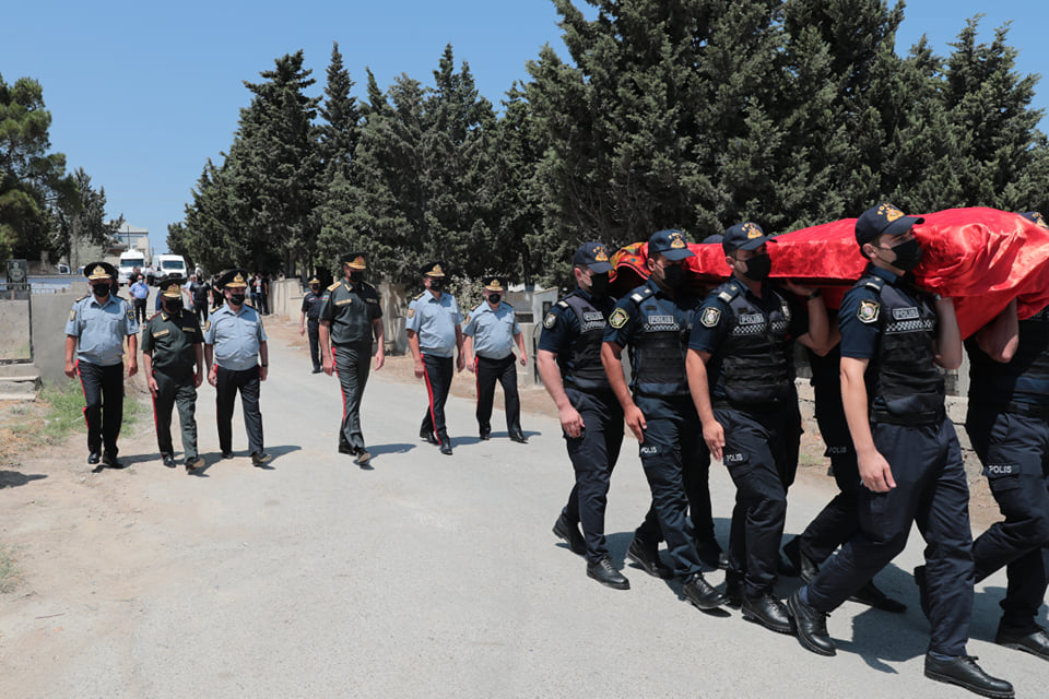 Vilayət Eyvazov vəfat edən polisin vida mərasimində - FOTO
