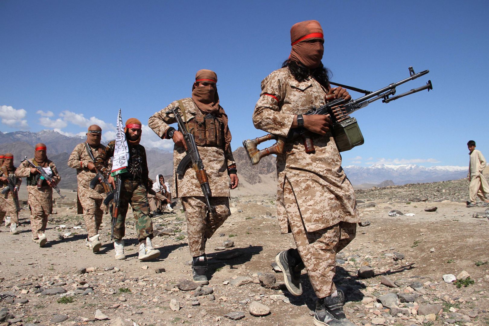 “Taliban” Əfqanıstanda iki əyaləti ələ keçirdi  