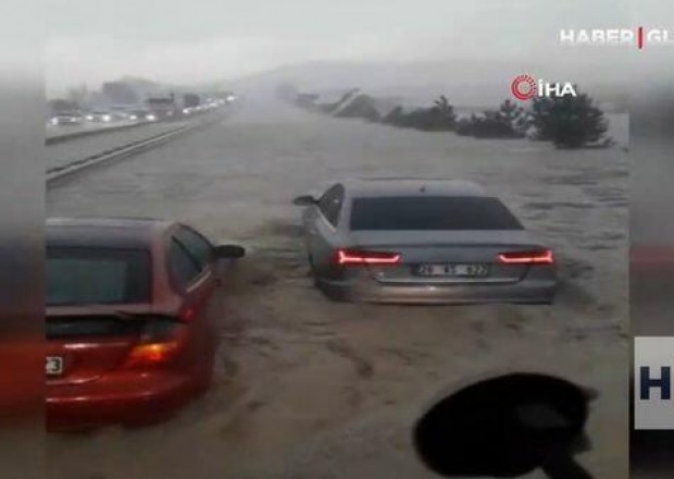Ankarada güclü yağış: Şəhəri su basdı