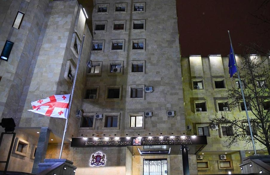 Gürcüstanda dövlət bayraqları endirildi