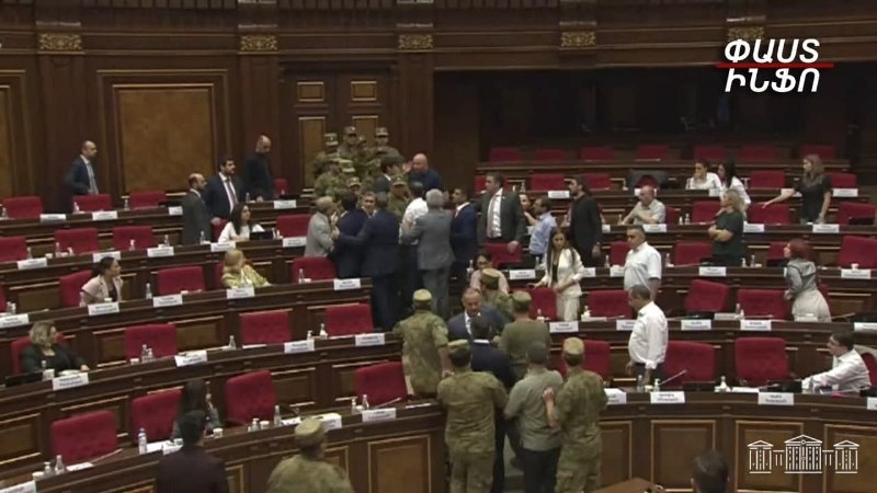 Ermənistan parlamentində qarşıdurma: İclas zalına polis yeridildi