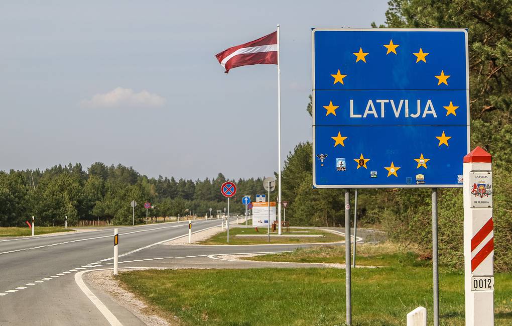 Latviya Belarusla sərhəddə tikanlı məftil çəkir