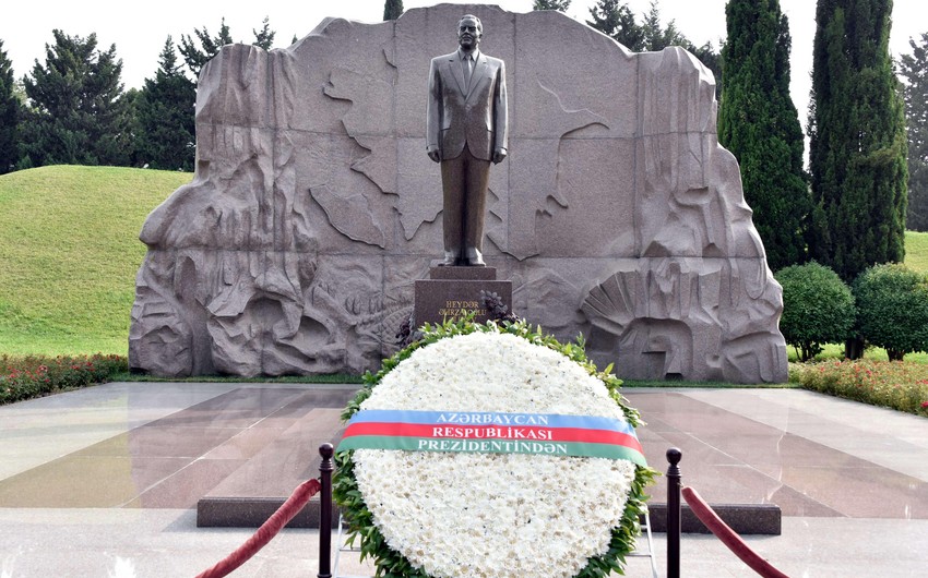 Koreya rəsmisi Fəxri xiyabanı ziyarət edib