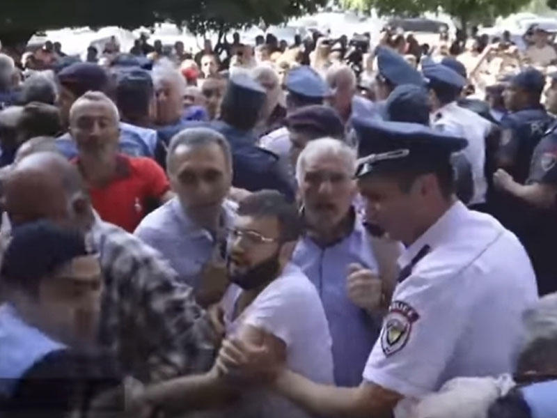  İrəvanda aksiya: polislə qarşıdurma yaşandı 