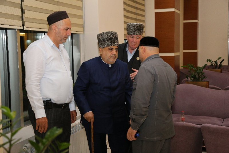 Şeyx Çeçenistanda səfərdədir