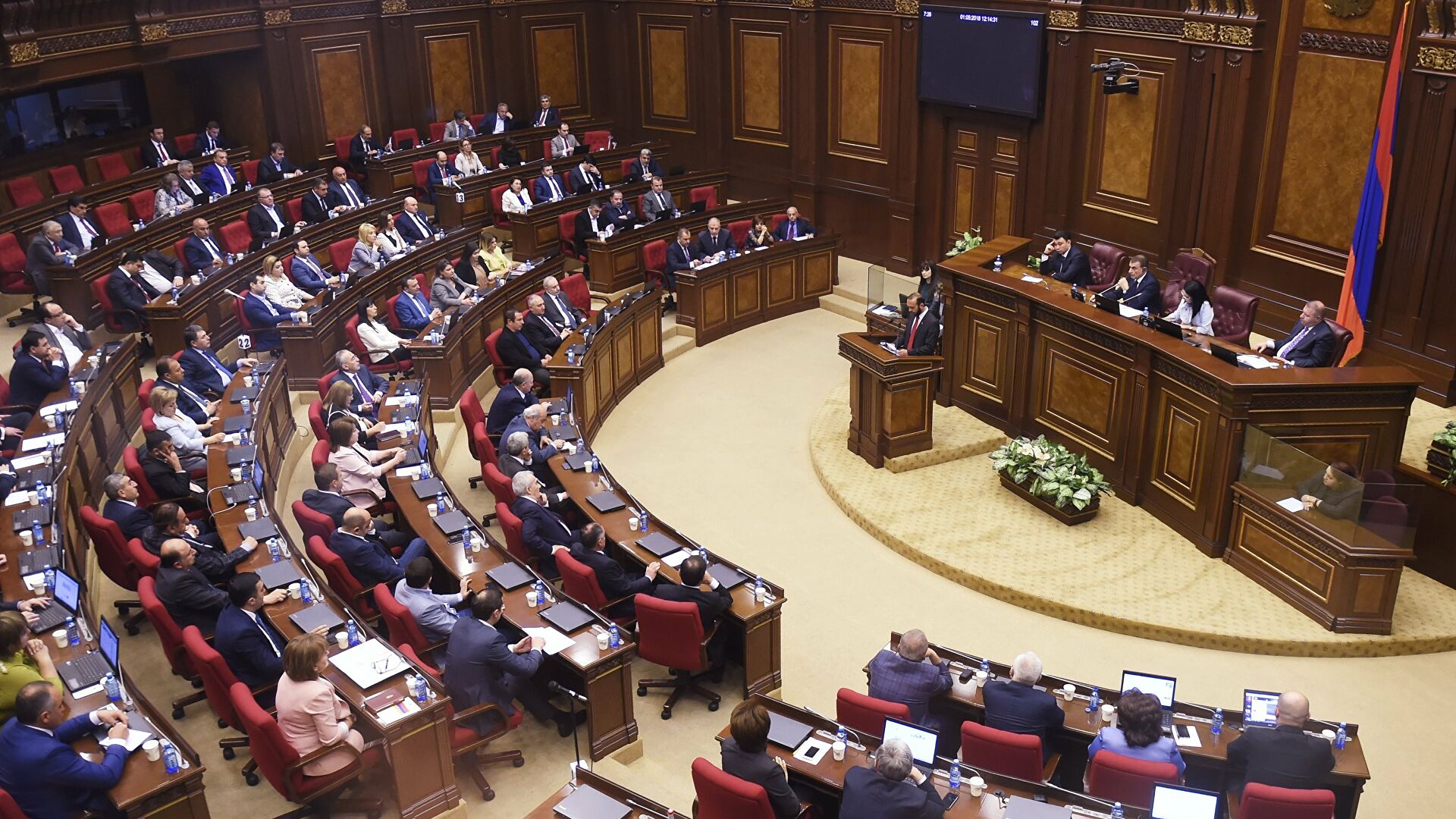 Ermənistan parlamentində QARŞIDURMA