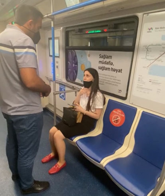 Mülki geyimli polislər metroda maska taxmayanları cərimələyir  