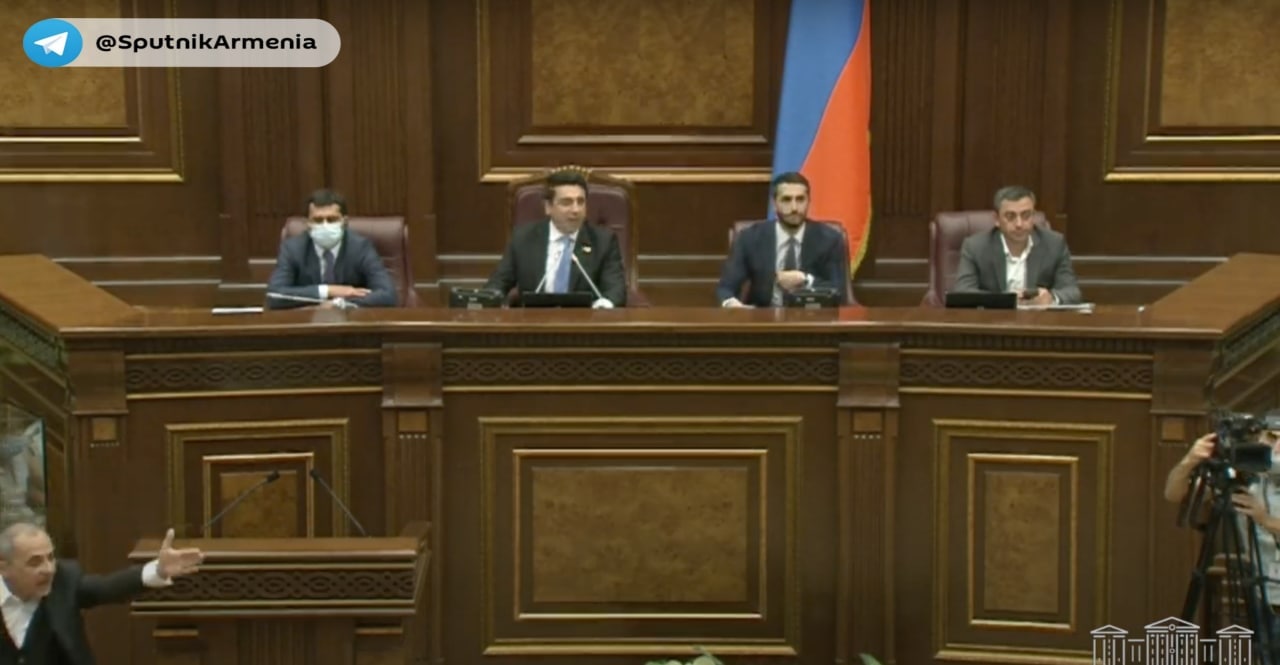 Ermənistan parlamentində yenə dava düşdü