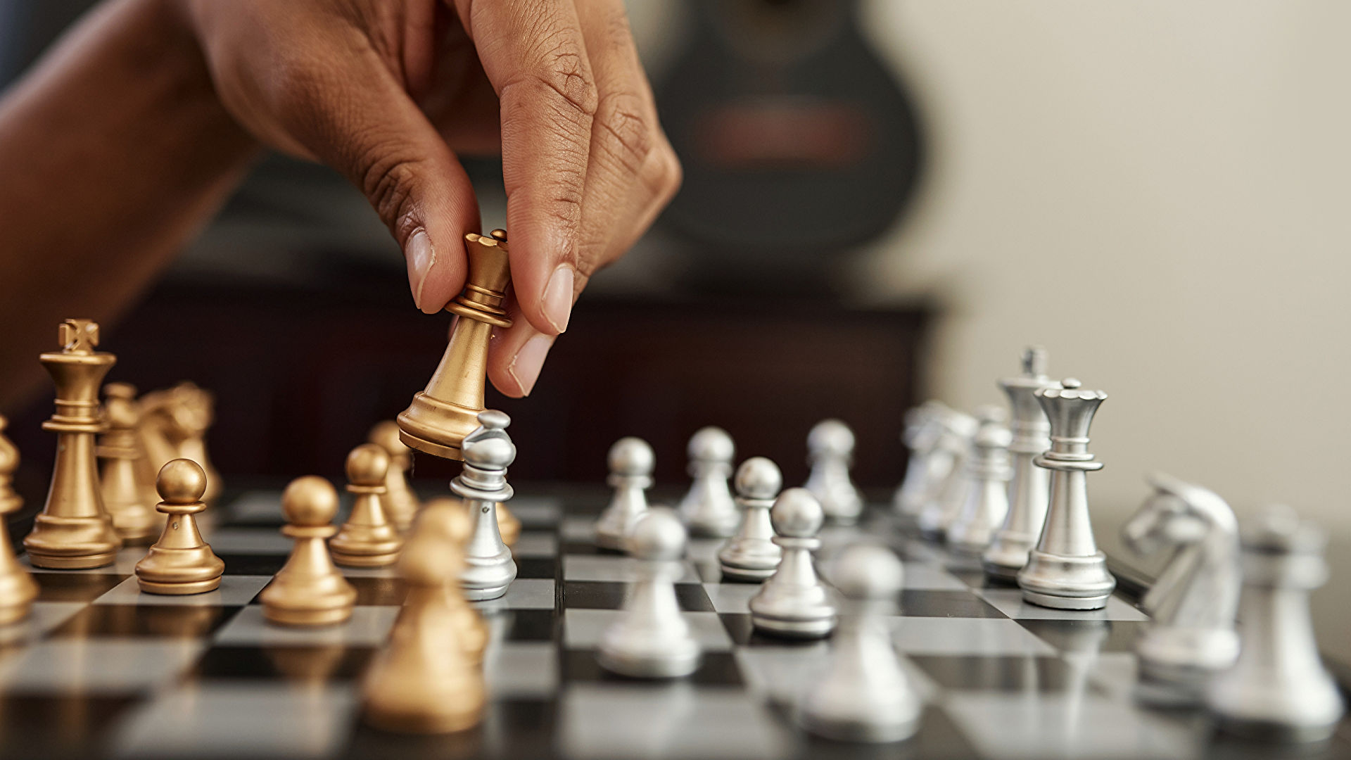 Şahmatçılarımız Avropa çempionatına məğlubiyyətsiz başladı 