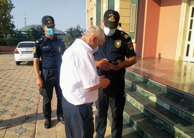 Polis toya gedən 12 nəfəri geri qaytardı