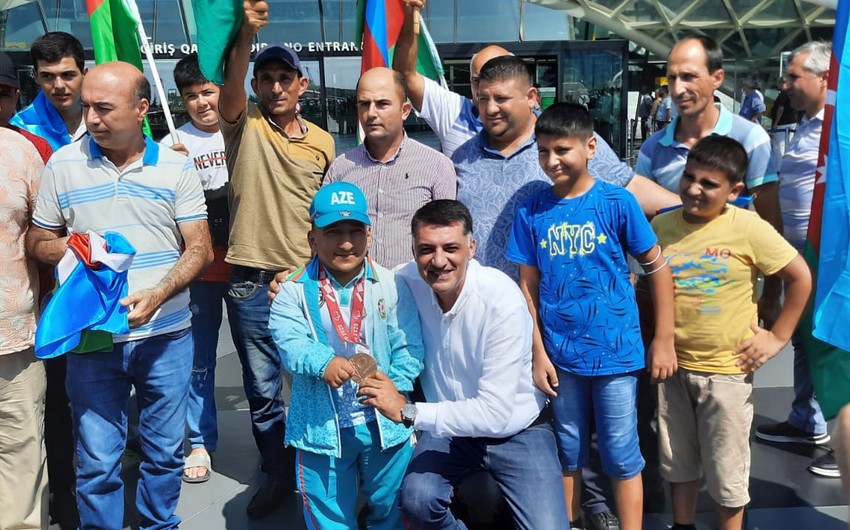 İlk medalımızı qazanan paralimpiyaçı Vətənə qayıtdı