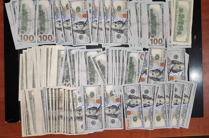 Gömrükdən qanunsuz 12 min dollar keçirmək istədi  
