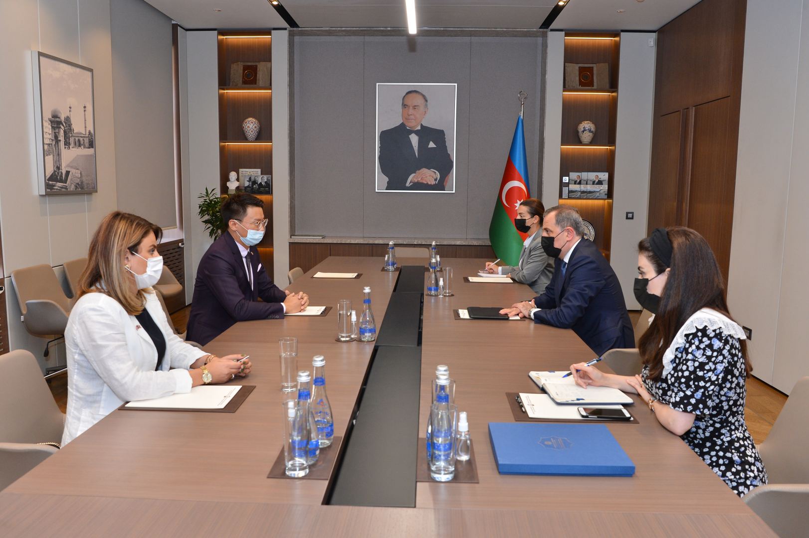 XİN rəhbəri Britaniya rəsmisi ilə görüşdü
