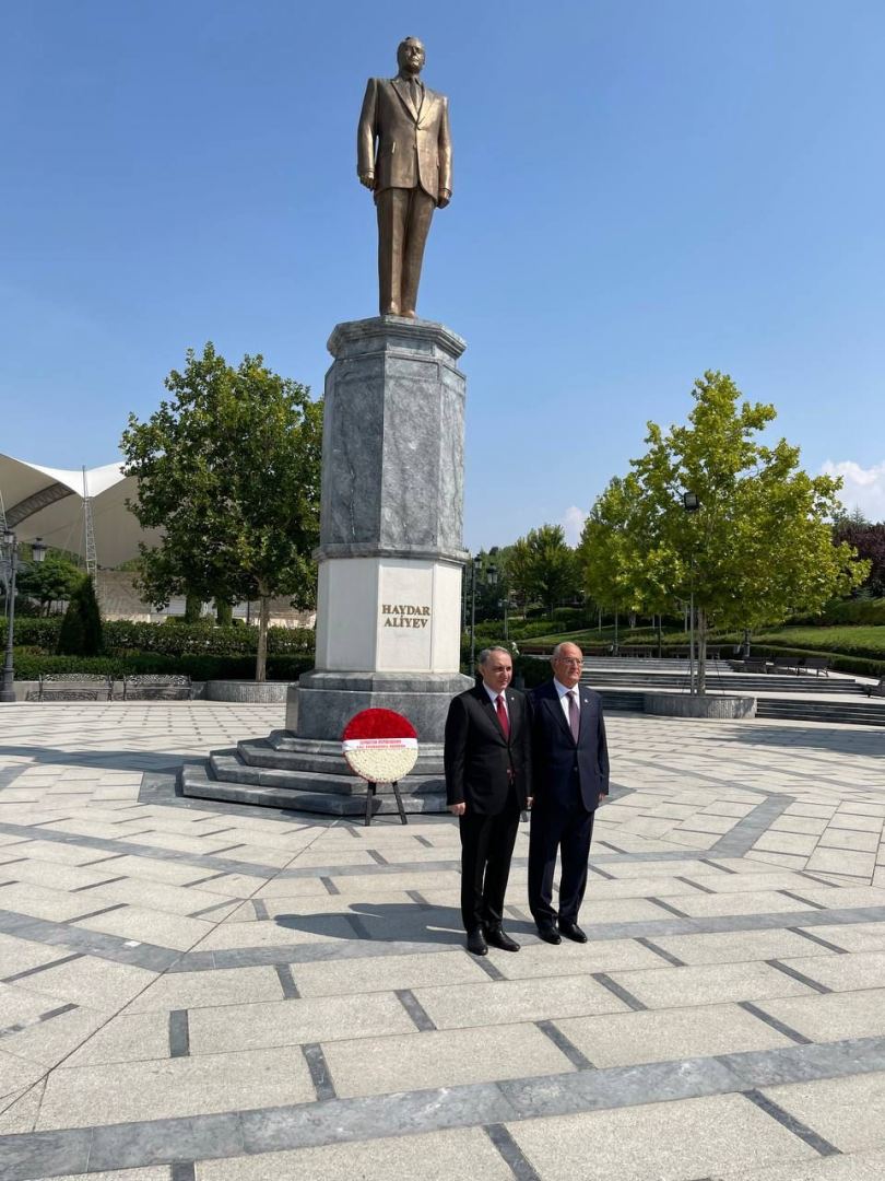 Ankarada Heydər Əliyevin abidəsini ziyarət etdilər - FOTO