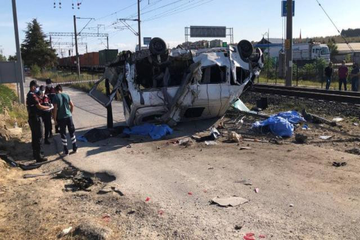 Türkiyədə qatar mikroavtobusa çırpıldı - Ölənlər var