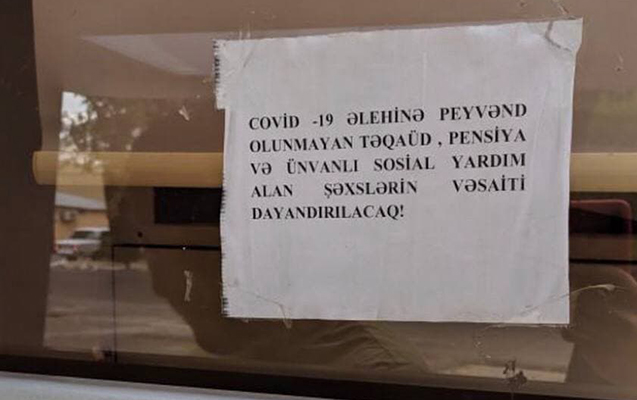Bankın qarşısına vurulan elan müzakirələrə səbəb oldu - FOTO