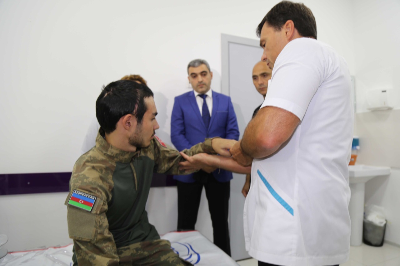 Ukraynalı həkimlər qazilərimizi müayinə etdilər 