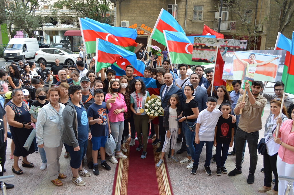 Lamiyə Vəliyeva coşqu ilə qarşılandı - FOTOLAR