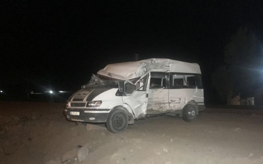 İşçiləri daşıyan avtobus qəzaya düşdü, 19 yaralı var   