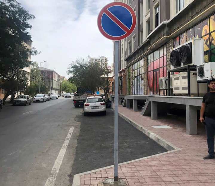 Bakıda tikinti şirkəti piyada səkisini ZƏBT ETDİ
