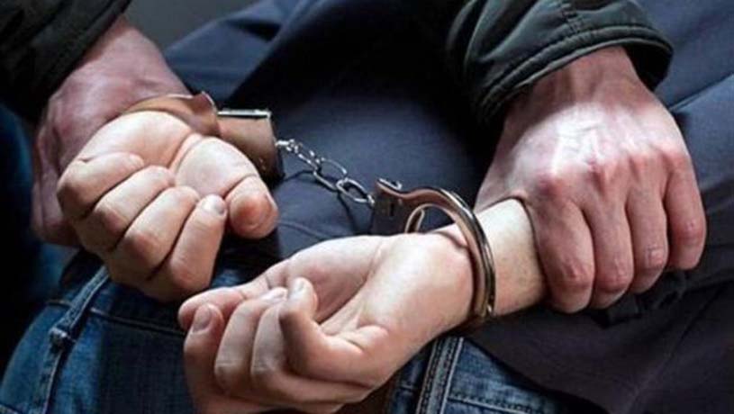 Polisi söyüb geyimini çıxaran şəxs tutuldu