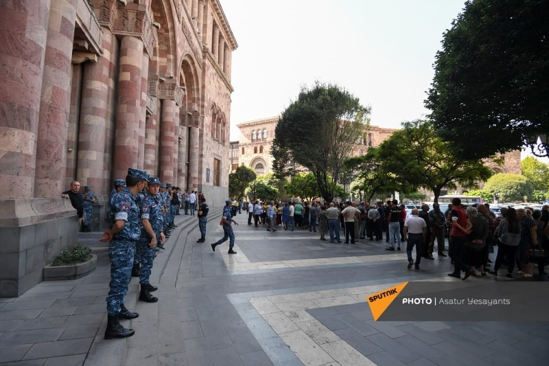 Hadrut erməniləri Yerevanda aksiya keçirdi: “Bizə ev verin”