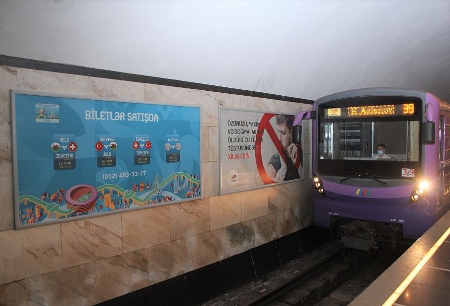Metroda gənc oğlan qatar yoluna yıxıldı